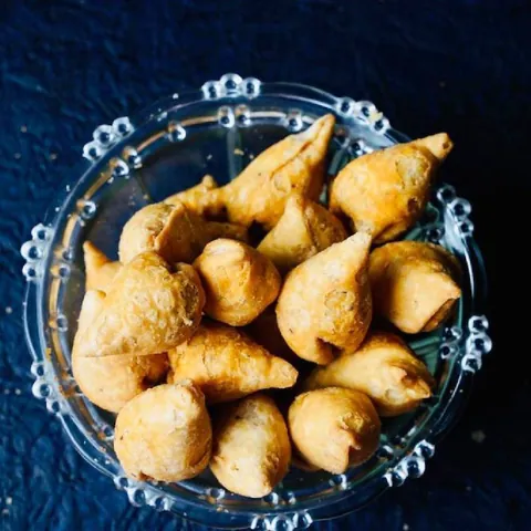 Bowl of small, crisp dungri samosas